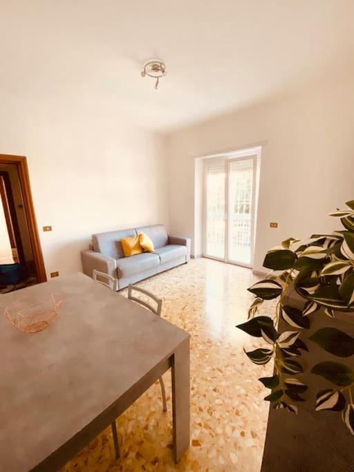 Charming & Quiet With Private Deck Next To Metro Lägenhet *