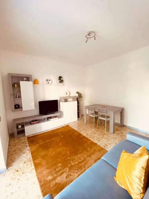 Charming & Quiet With Private Deck Next To Metro Lägenhet Rom